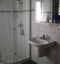Ferienwohnung - Badezimmer mit Waschbecken, Dusche, ...